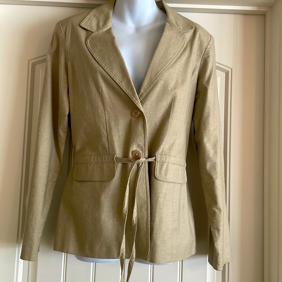 Linen, Size 10, Tie and Button Closure Beautiful Blazer. - Picture 1 of 2